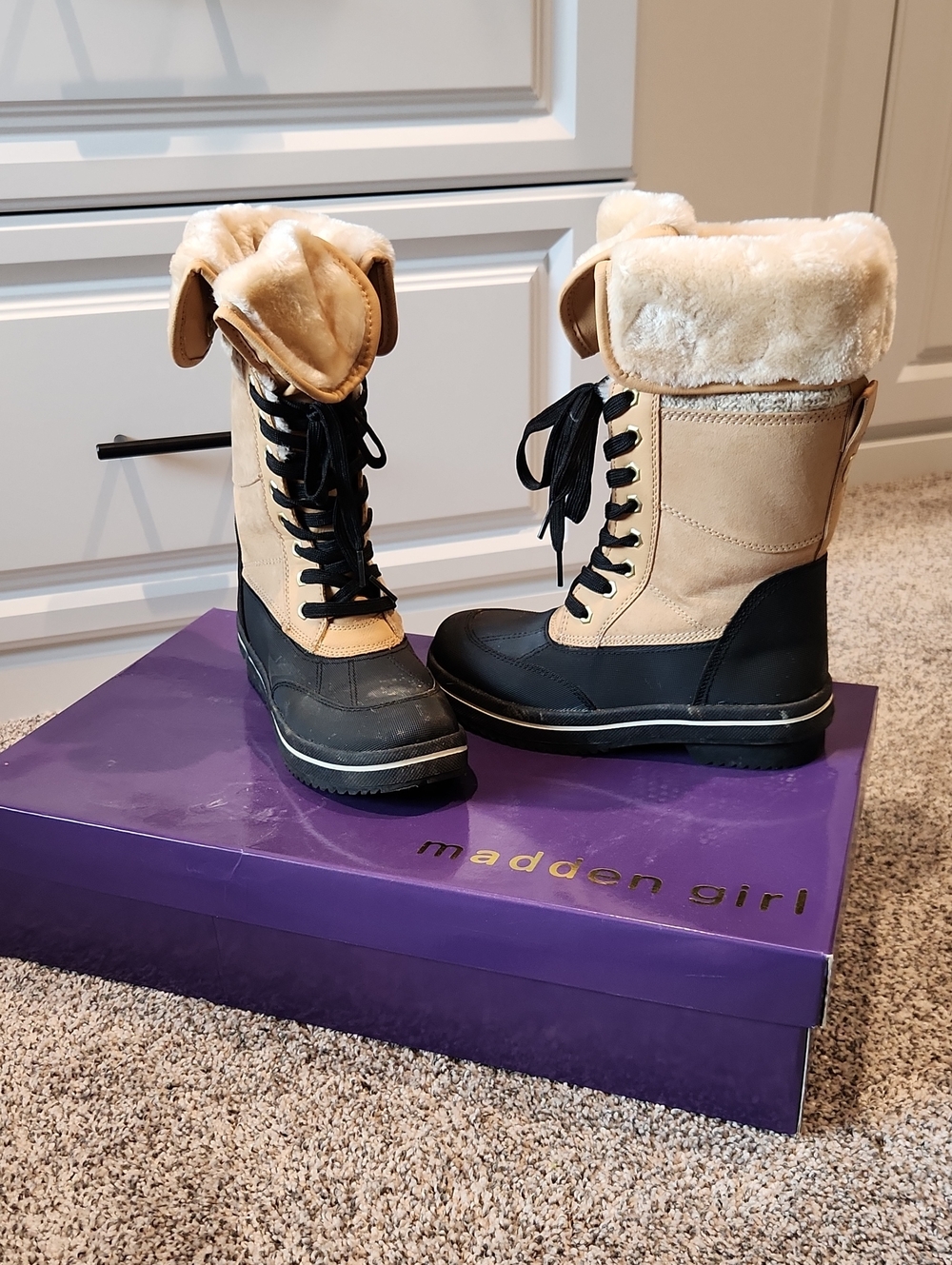 Madden Girl Black and Tan Faux-Fur Cuff Lace-Up Winter Boots - Size 6.5